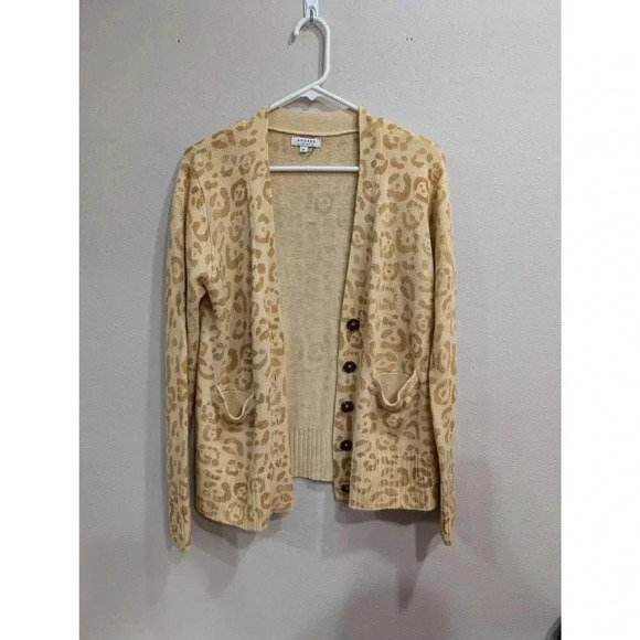 Cheetah print pocket tan knit sweater w/tortoise shell buttons, Andrée by Unit - Picture 1 of 8